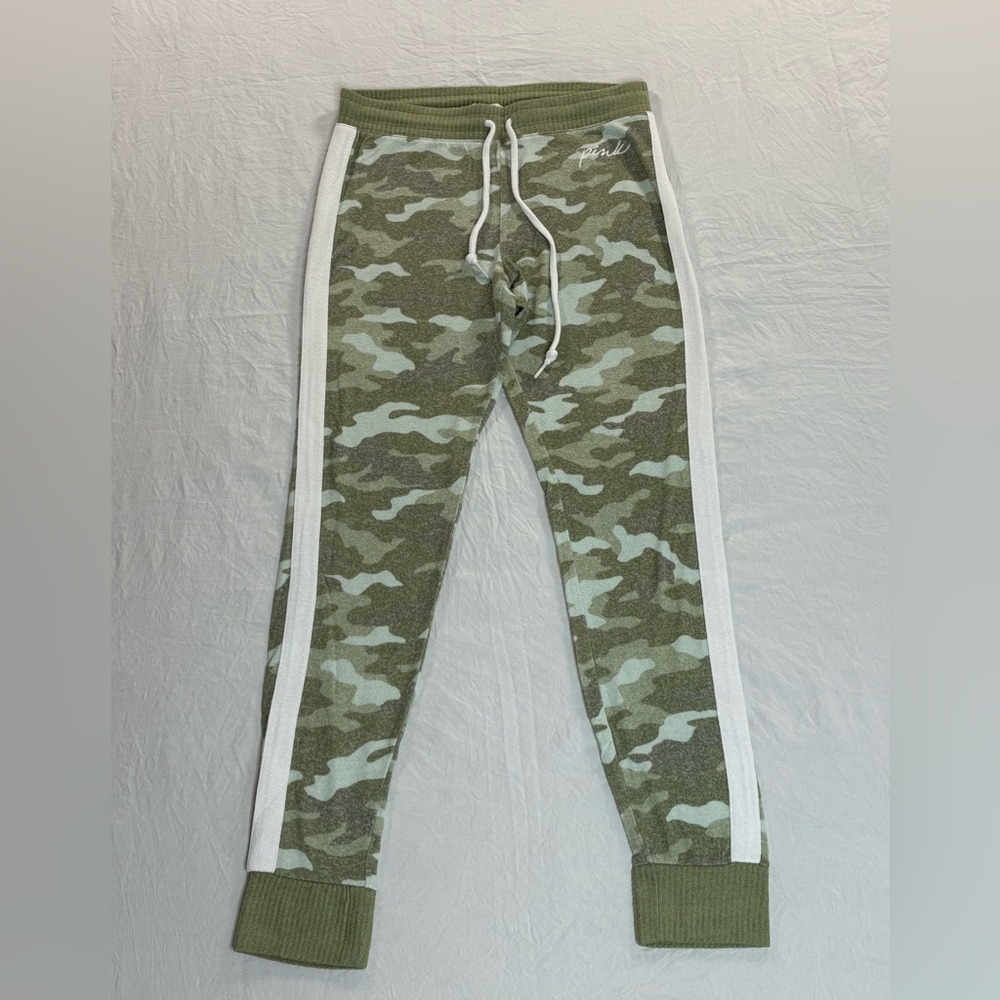 PINK SLEEPWEAR CAMO PANTS.